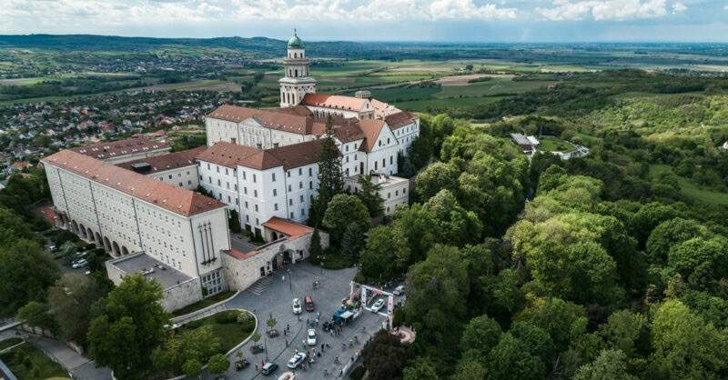 2024-ben is Pannonhalmán ér célba a Visegrád 4 Kerékpárverseny mezőnye
